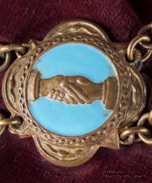 Церемониальная нашейная лента.