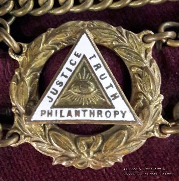 Церемониальная нашейная лента.