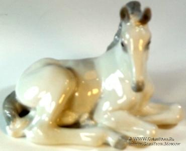 Жеребенок белый