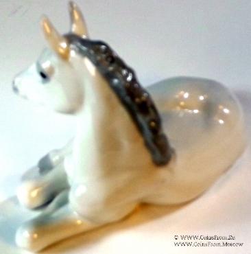 Жеребенок белый