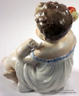 Девочка с яблоком