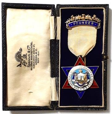 Знак Основателя Капитула.