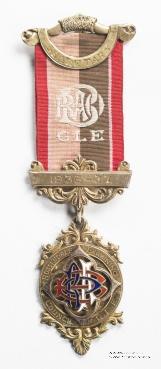 Знак за оказанные услуги в качестве секретаря.