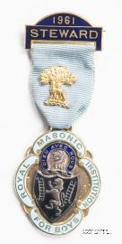 Знак RMIB 1961. STEWARD ROYAL MASONIC INSTITUTION FOR BOYS.  – Королевский Масонский институт для мальчиков.