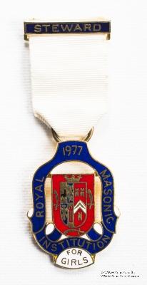 Знак RMIG 1977. STEWARD ROYAL MASONIC INSTITUTION FOR GIRLS – Королевский Масонский институт для девочек.