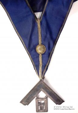  Нашейная лента (Collar) и знак Прошлого Провинциального Досточтимого Мастера.