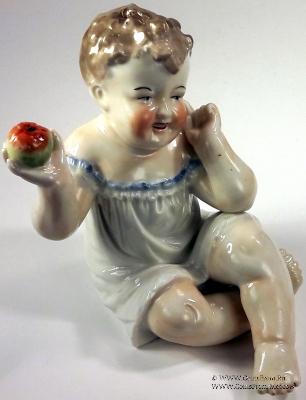 Девочка с яблоком