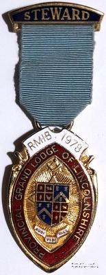 Знак RMIB 1978. STEWARD ROYAL MASONIC INSTITUTION FOR BOYS.  – Королевский Масонский институт для мальчиков.