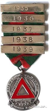 Знак участника соревнований по безопасному вождению.