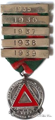 Знак участника соревнований по безопасному вождению.